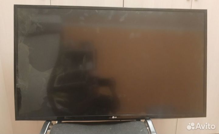 Телевизор LG 43LJ510V, треснут экран