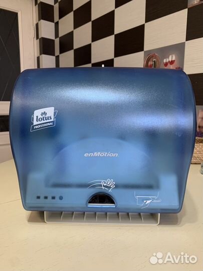 Диспенсер для бумажных полотенец Lotus