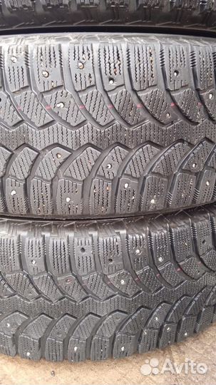 Bridgestone Blizzak Spike-02 215/65 R16