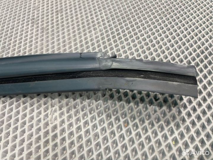 Уплотнитель стекла двери передний левый Skoda