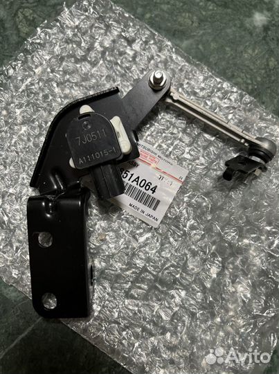 Датчик уровня положения кузова 8651A064 Mitsubishi