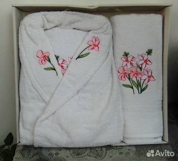 Набор халат и два полотенца с вышивкой