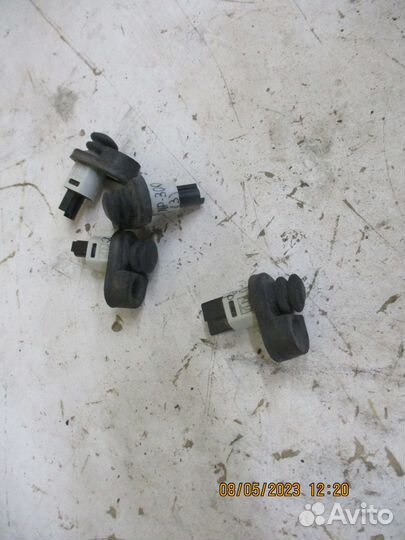 Концевик двери Ниссан NP300