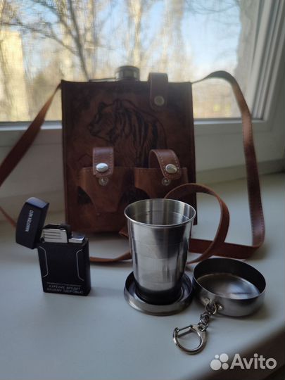 Подарочный набор фляжка со стопкой и зажигалкой