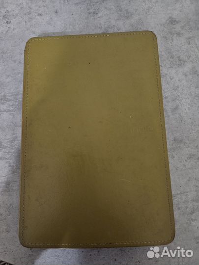 Sony PRS T3, Amazon Kindle 4