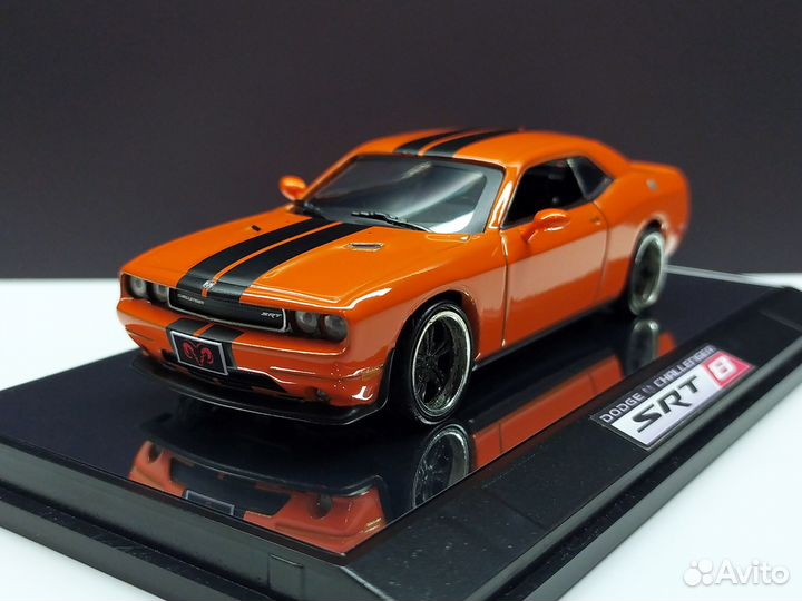 1:43 Dodge Challenger SRT8