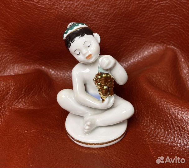 Статуэтка «Мальчик с виноградом» лфз 1950-е года