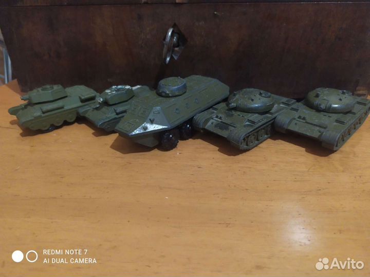 Модель танка и ракетницы
