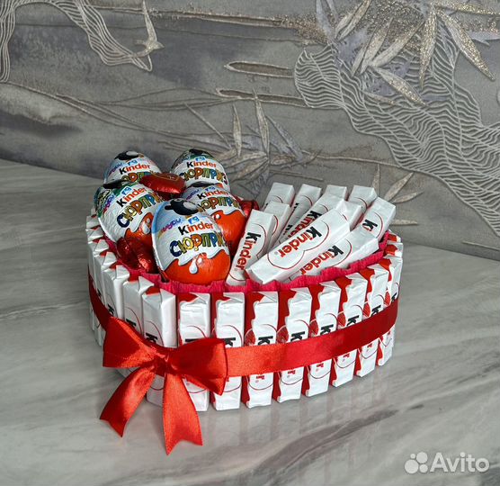 Торт в форме сердца из конфет Kinder и Raffaello