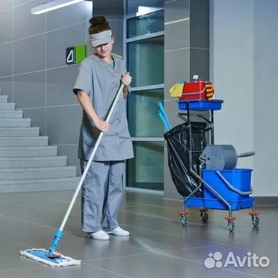 Уборщик и уборщица с карьерным ростом