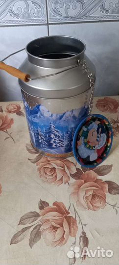 Жестяные банки для новогодних подарков