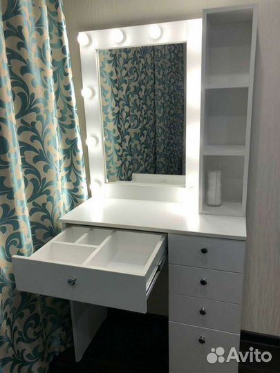 Туалетный столик с зеркалом новый