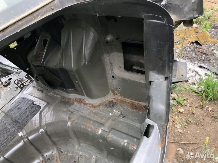 Крыло заднее правое (Ford Focus, Ford Focus USA)