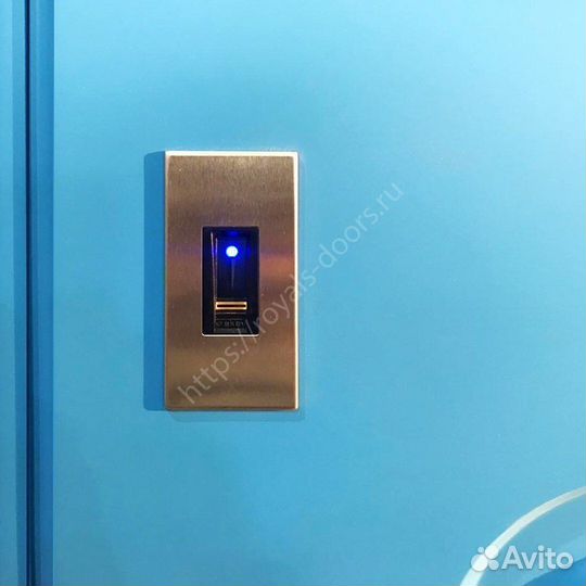 Современная трехконтурная входная дверь