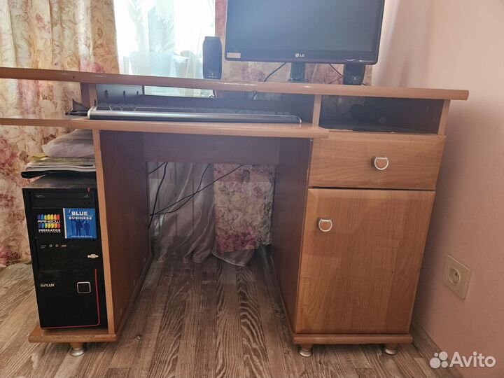 Компьютерный стол