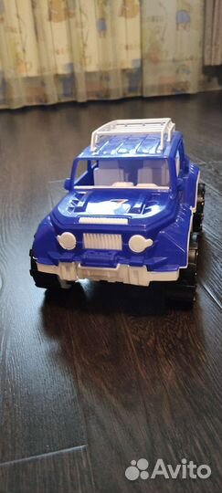 Игрушечная машина