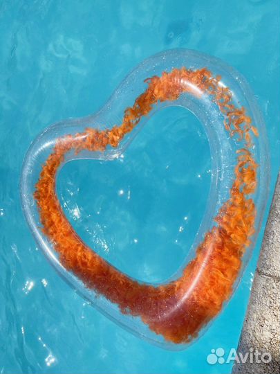 Надувной круг сердце с перьями