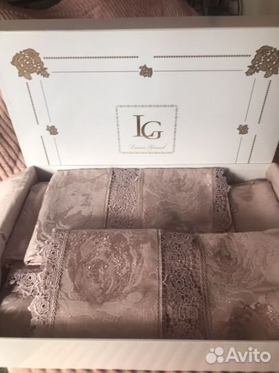 Покрывало с наволочками на кровать