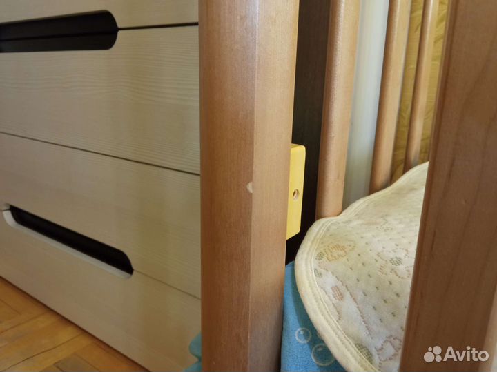 Детская кроватка с маятником