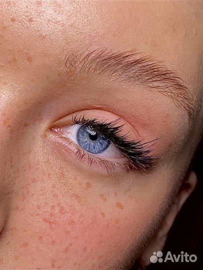 Модель наращивание ресниц