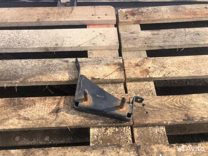 1749258 Кронштейн бокового спойлера лев. Скания