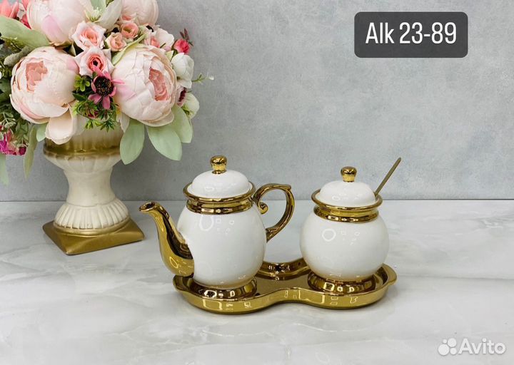 Чайник и сахарница