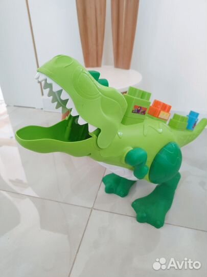 Динозавр с конструктором