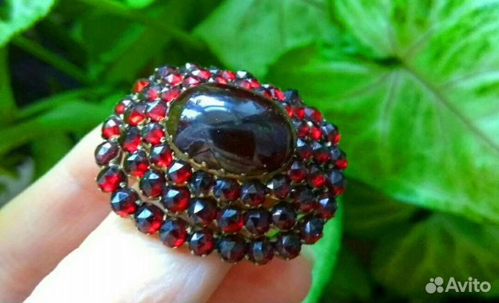 Антикварная брошь с большим гранатом кабошоно