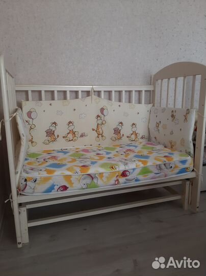 Детская кроватка с маятником