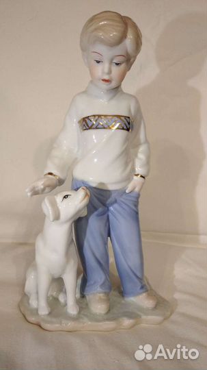 Фарфоровая статуэтка Мальчик с собакой