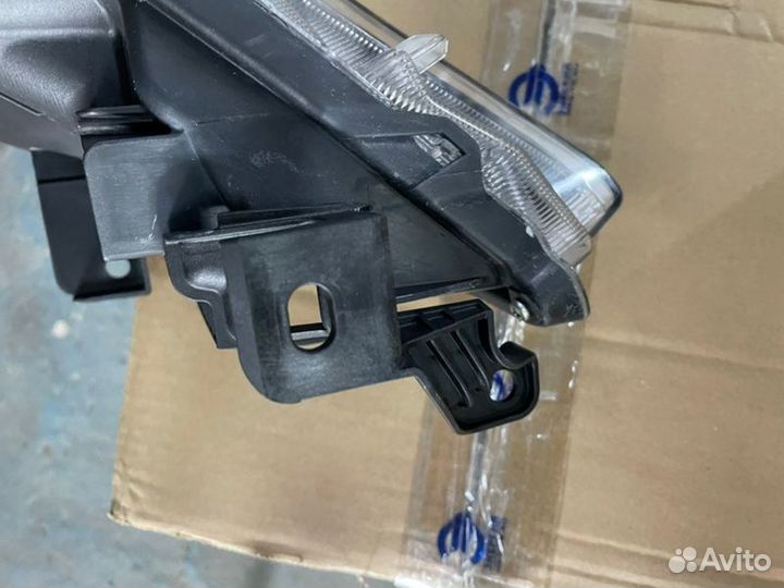 Фара передняя правая Toyota Harrier AVU65W