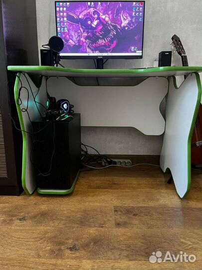 Компьютерный стол геймерский