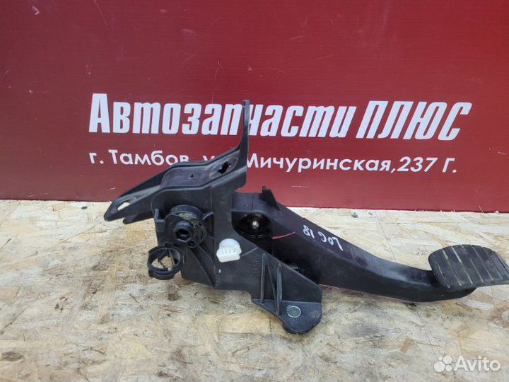 Педаль сцепления Renault Logan