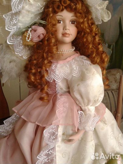 Кукла фарфоровая