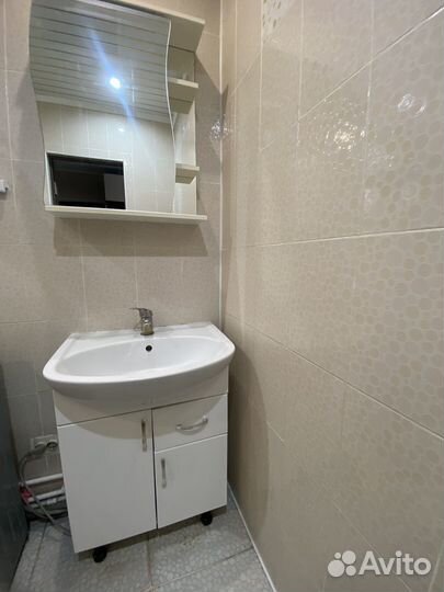 Тумба с раковиной и шкафчик с зеркалом