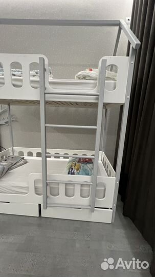 Двухъярусная кровать домик