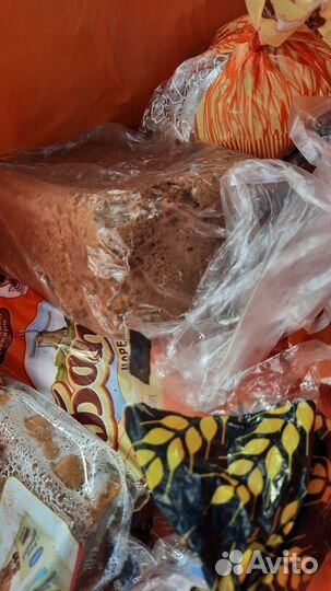 Хлеб и молочка на корм животным мешком