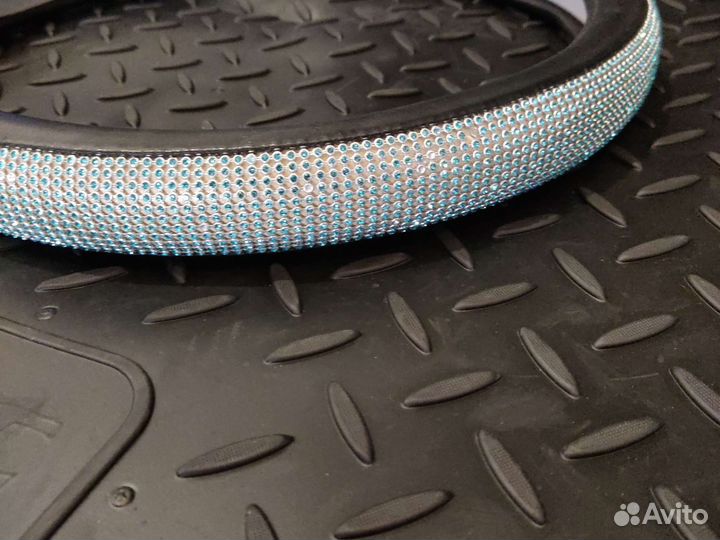 Оплетка на руль со стразами