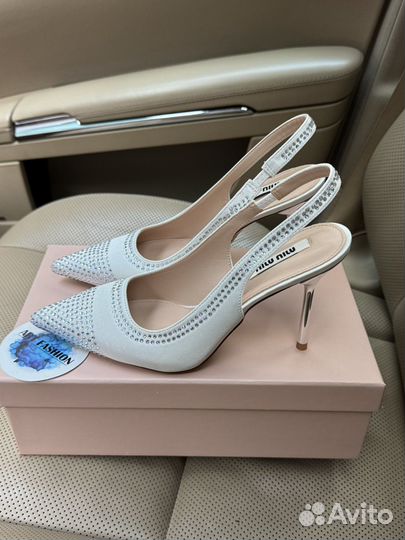 Атласные белые туфли на каблуке Miu Miu