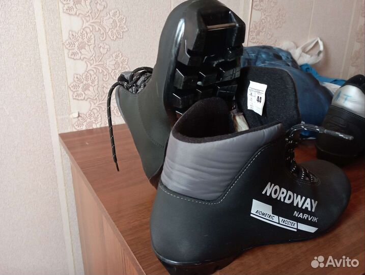 Лыжные ботинки размеры 42,44 маломерки (на 41,43)