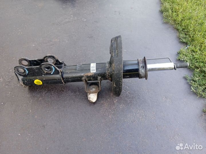 Chevrolet cobalt переднее левый стойка