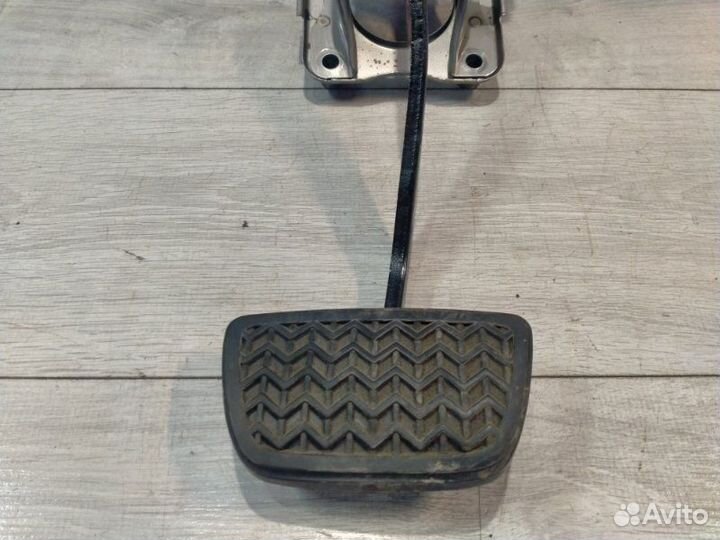 Педаль тормоза Toyota Chaser GX100 1GFE beams