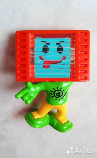 Робот монитор из киндер-сюрприза