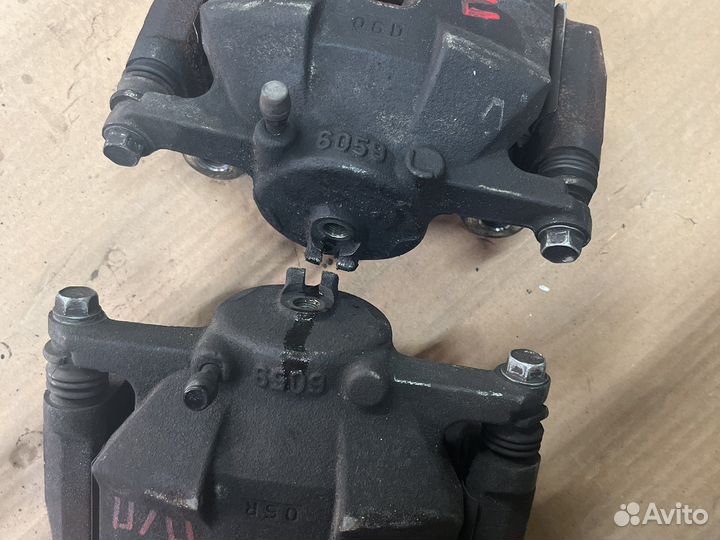 Суппорт передний правый Nissan Qashqai j10