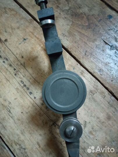 Приспособление для правки крышек