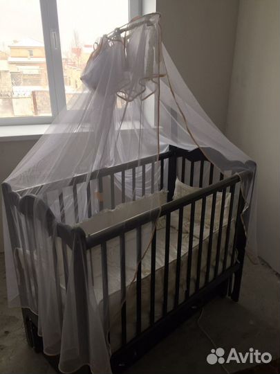 Детская кроватка с маятником и комодом