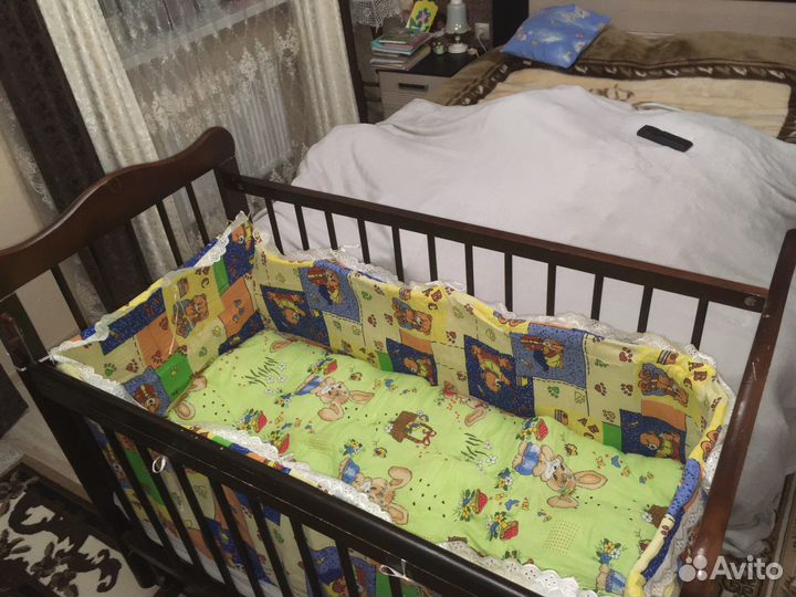 Детская кроватка с маятником и ящиком