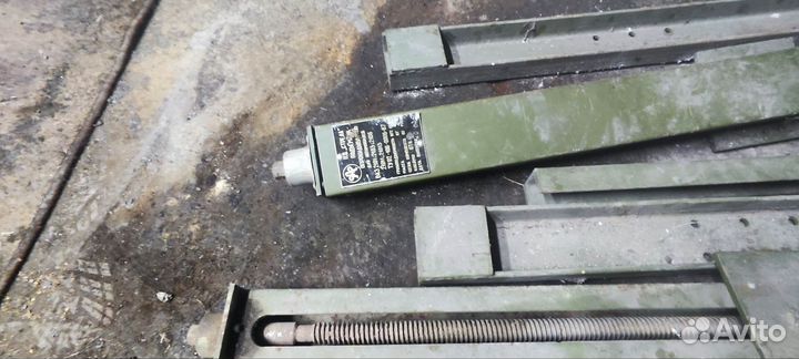 Подъемник опрокидыватель