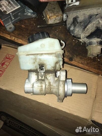 Главный тормозной цилиндр Opel Astra H 2010