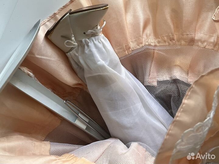 Кукла на подставке с биркой